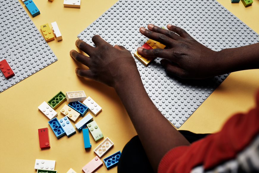 LEGO lança peças Braille e distribui gratuitamente em instituições e escolas com crianças invisuais