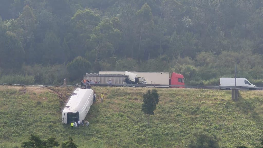 Autocarro com 37 crianças cai em ravina após colidir com camião na zona de Leiria. Há feridos
