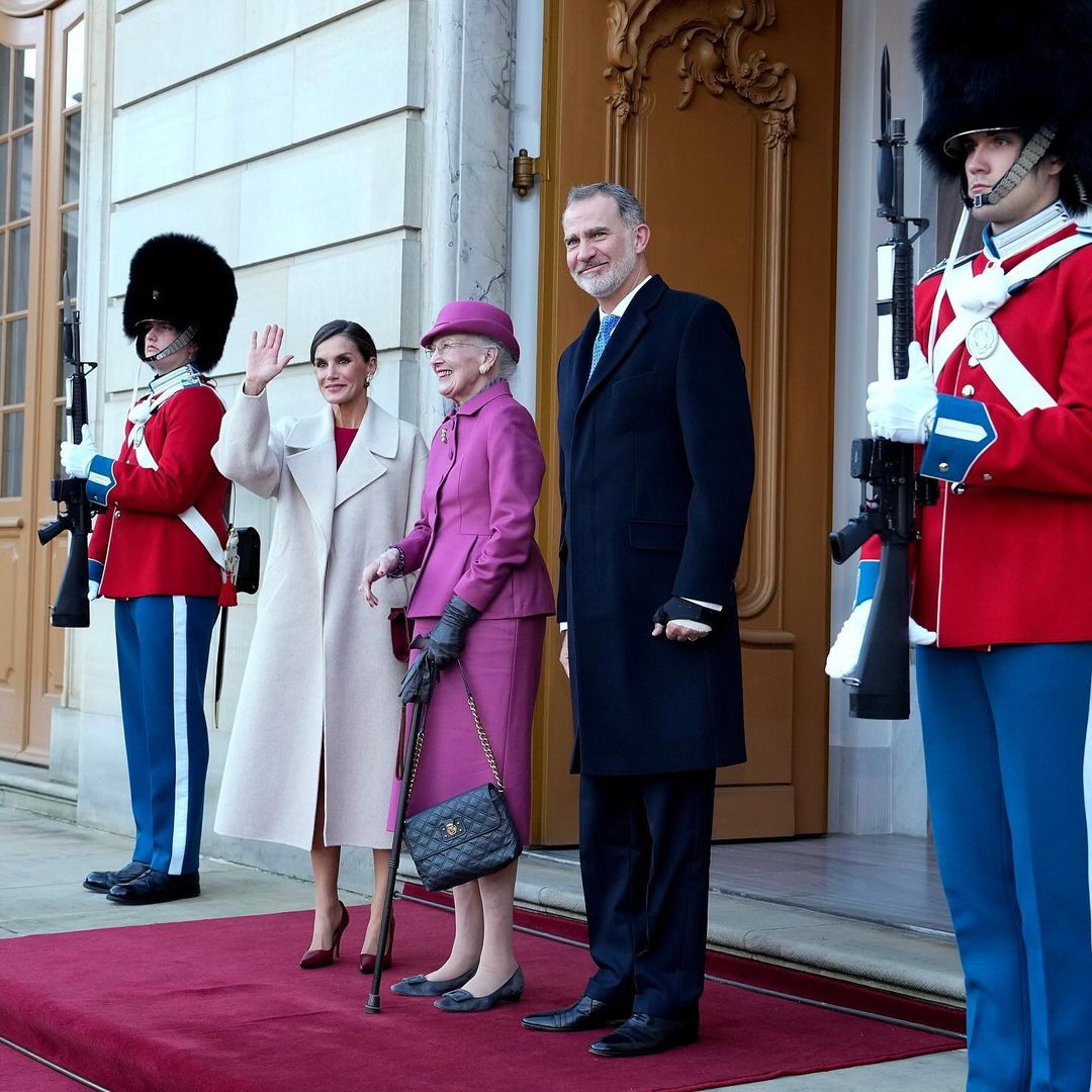 Adorou o sobretudo quentinho da rainha Letizia? Estes 9 são igualmente giros (e custam a partir de 39,95€)