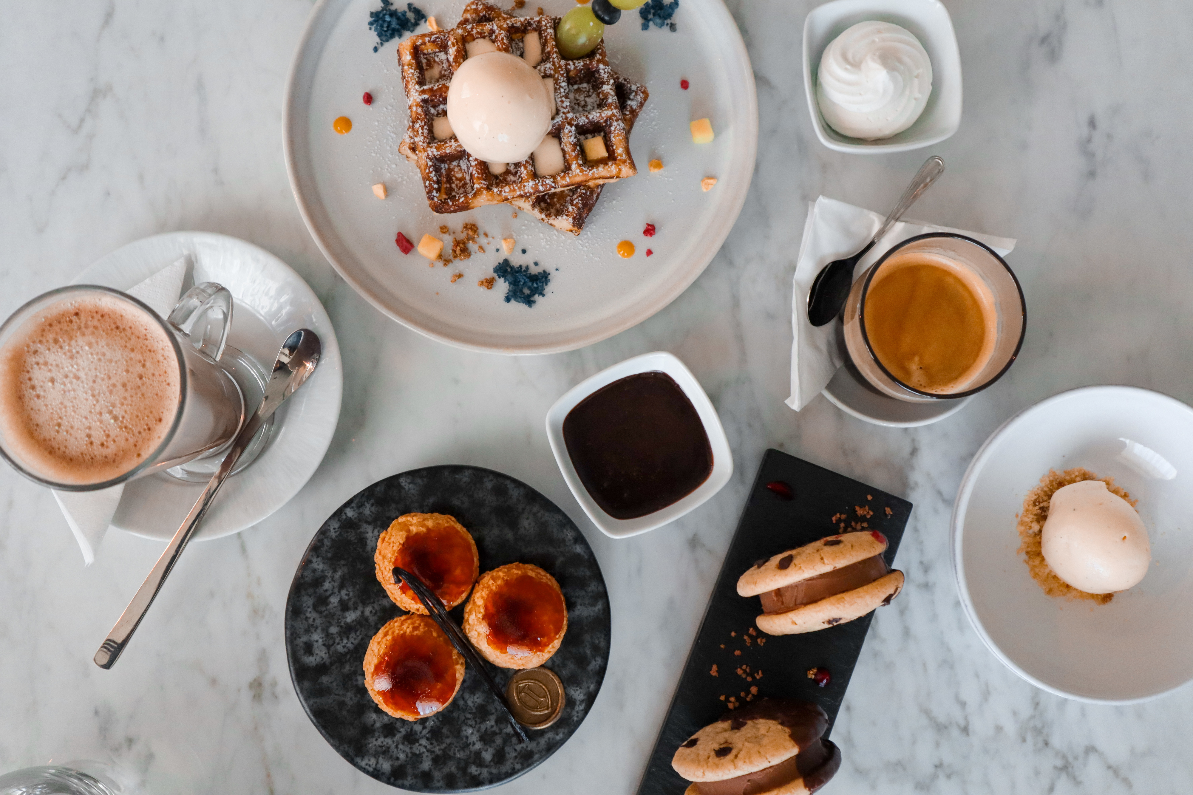 Este brunch tem todos os gelados, sorbets e toppings que pode imaginar (e até uma fonte de chocolate)