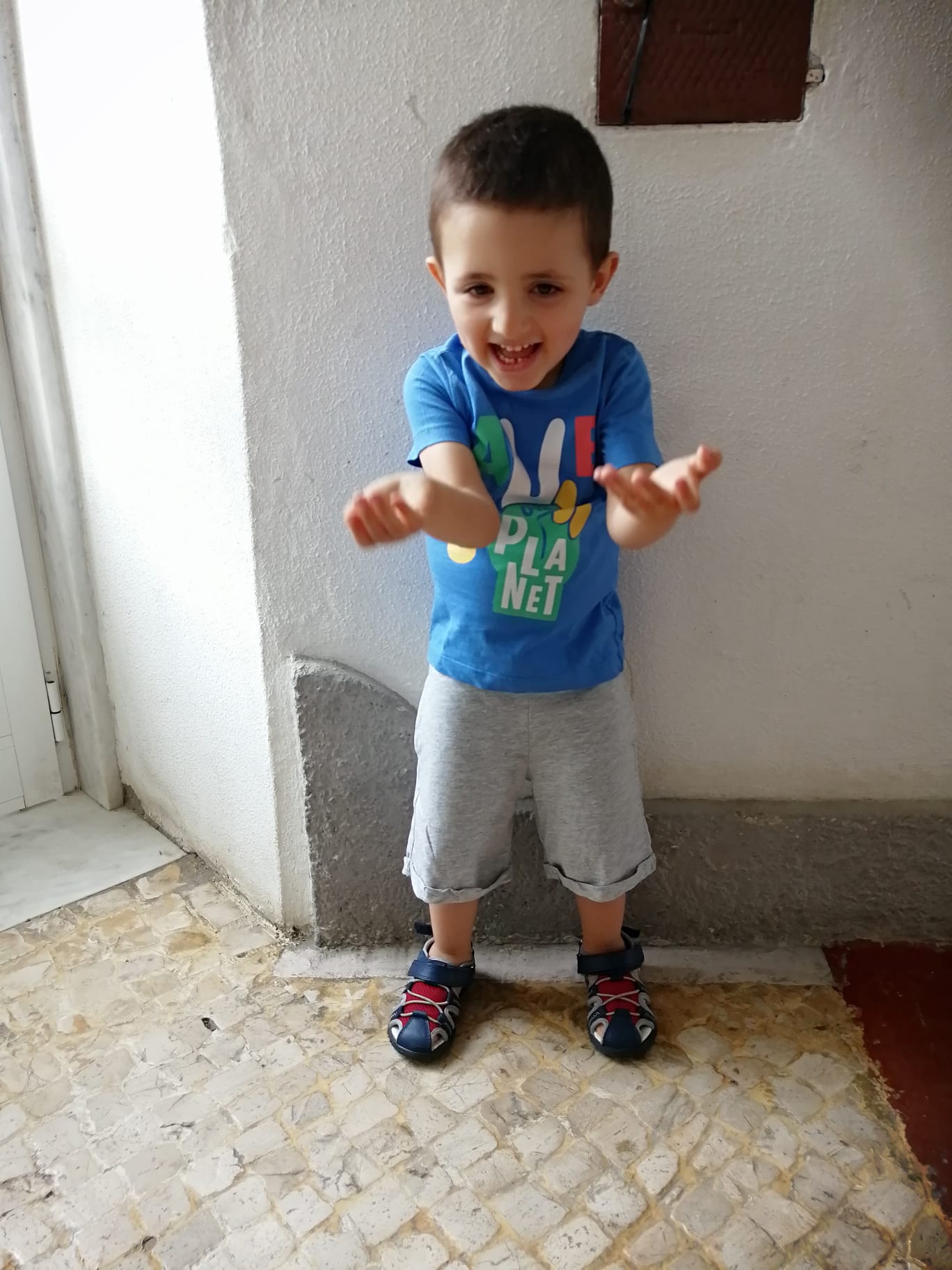 A evolução repentina de Dinis, o menino com doença rara que é apoiado por Raminhos