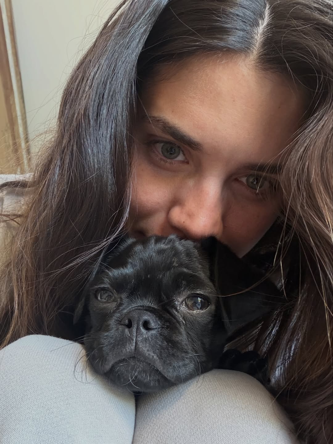 Depois do desaparecimento do anterior, Sara Sampaio adotou um novo cão. Veja as imagens de Kodi