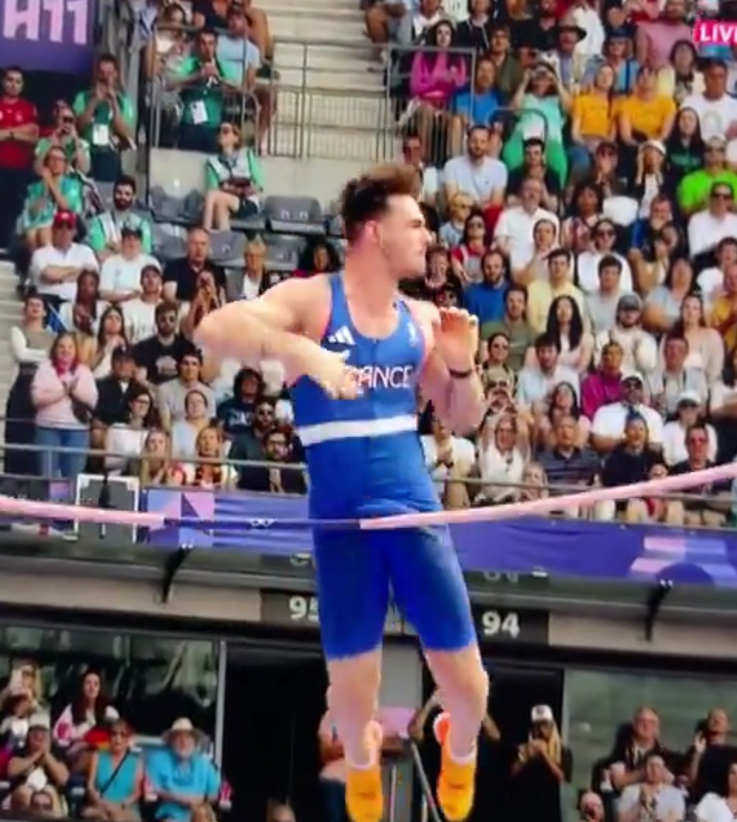 Jogos Olímpicos 2024. Atleta bate com pénis na barra e falha salto à vara (VÍDEO)