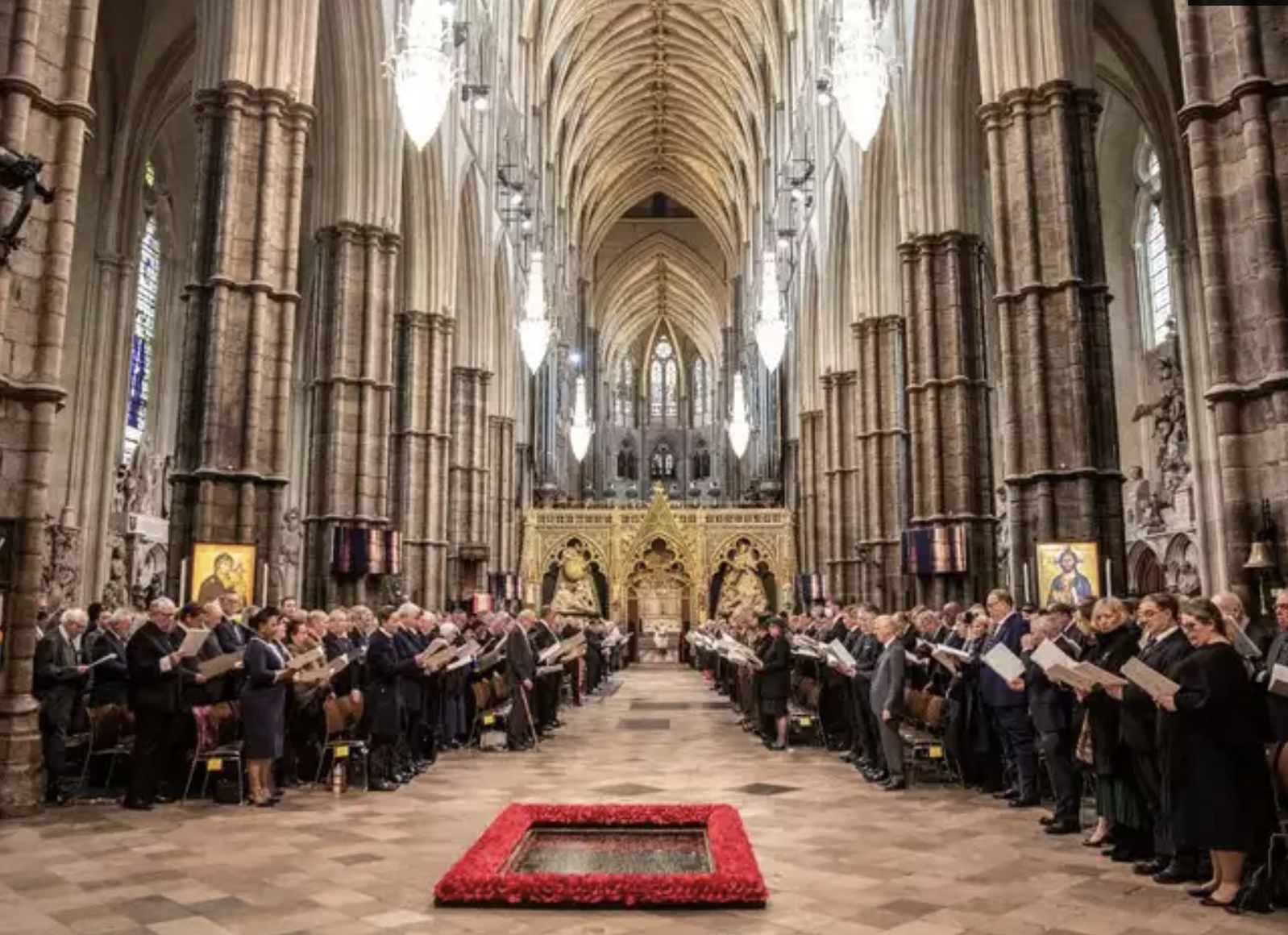 Coroação. Convidados ficaram 7 horas sem ir ao WC (em 1953 muitos não aguentaram, e fizeram mesmo ali)