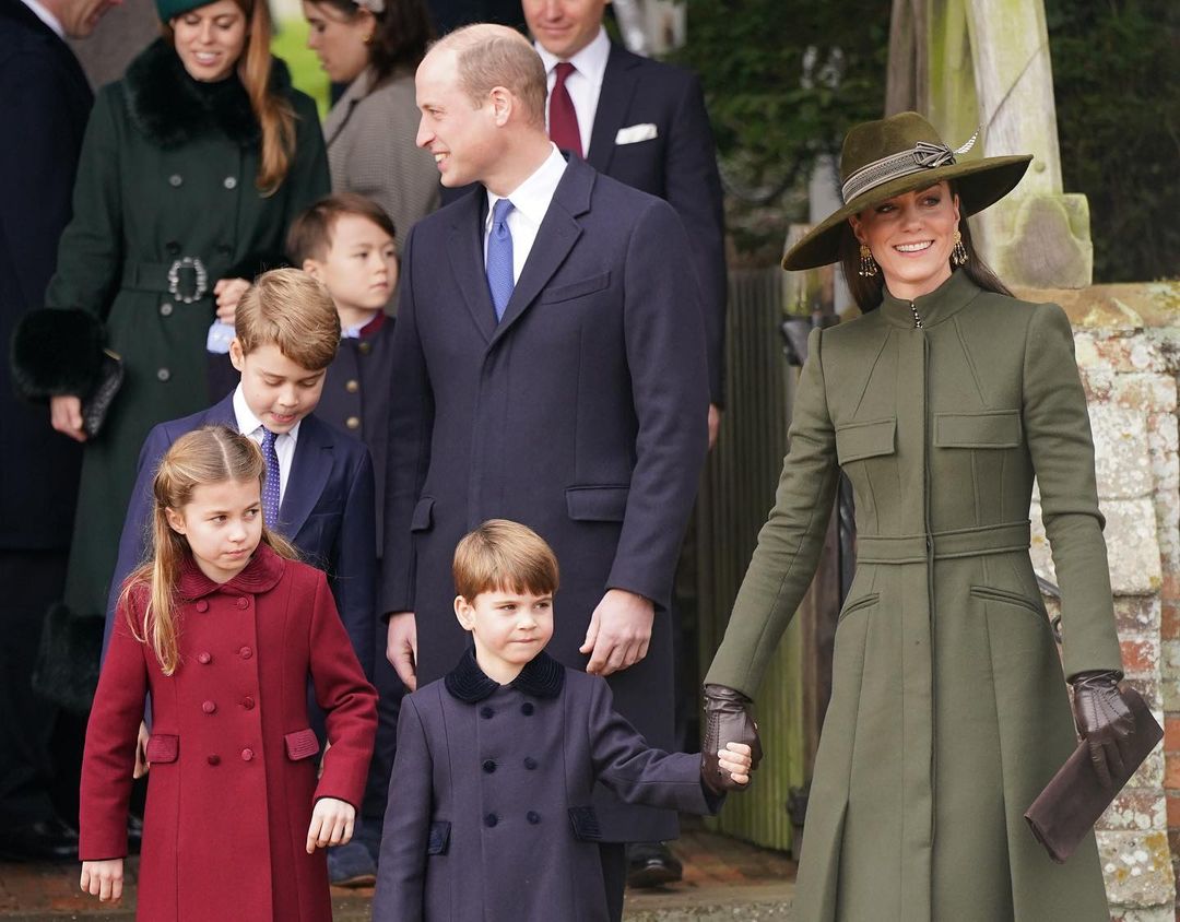 Natal real. Kate Middleton arrasa com chapéu arrojado e recicla casaco com 3 anos