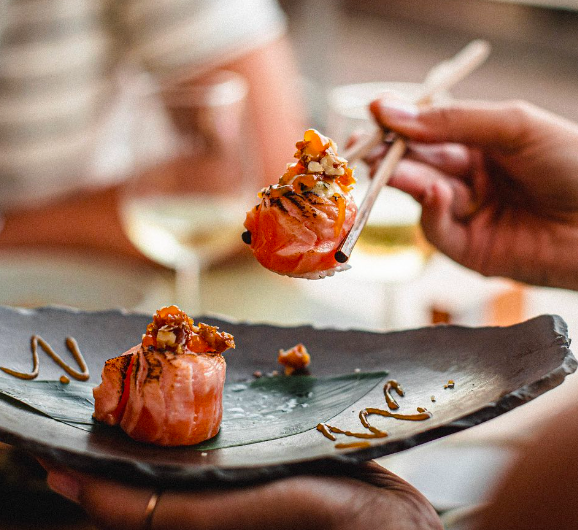Entrar em 2024 num barco com sushi e a melhor vista para o fogo de artifício ainda é possível