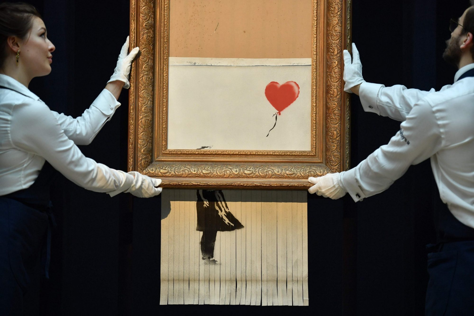 Banksy mostra o que deveria ter acontecido ao quadro que se autodestruiu em leilão
