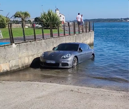 Condutor estaciona Porsche em margem do rio e fica com carro submerso. Veja o vídeo