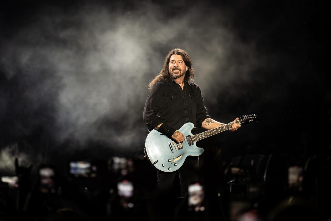 Casado há 21 anos, vocalista dos Foo Fighters revela que teve filho fora do casamento
