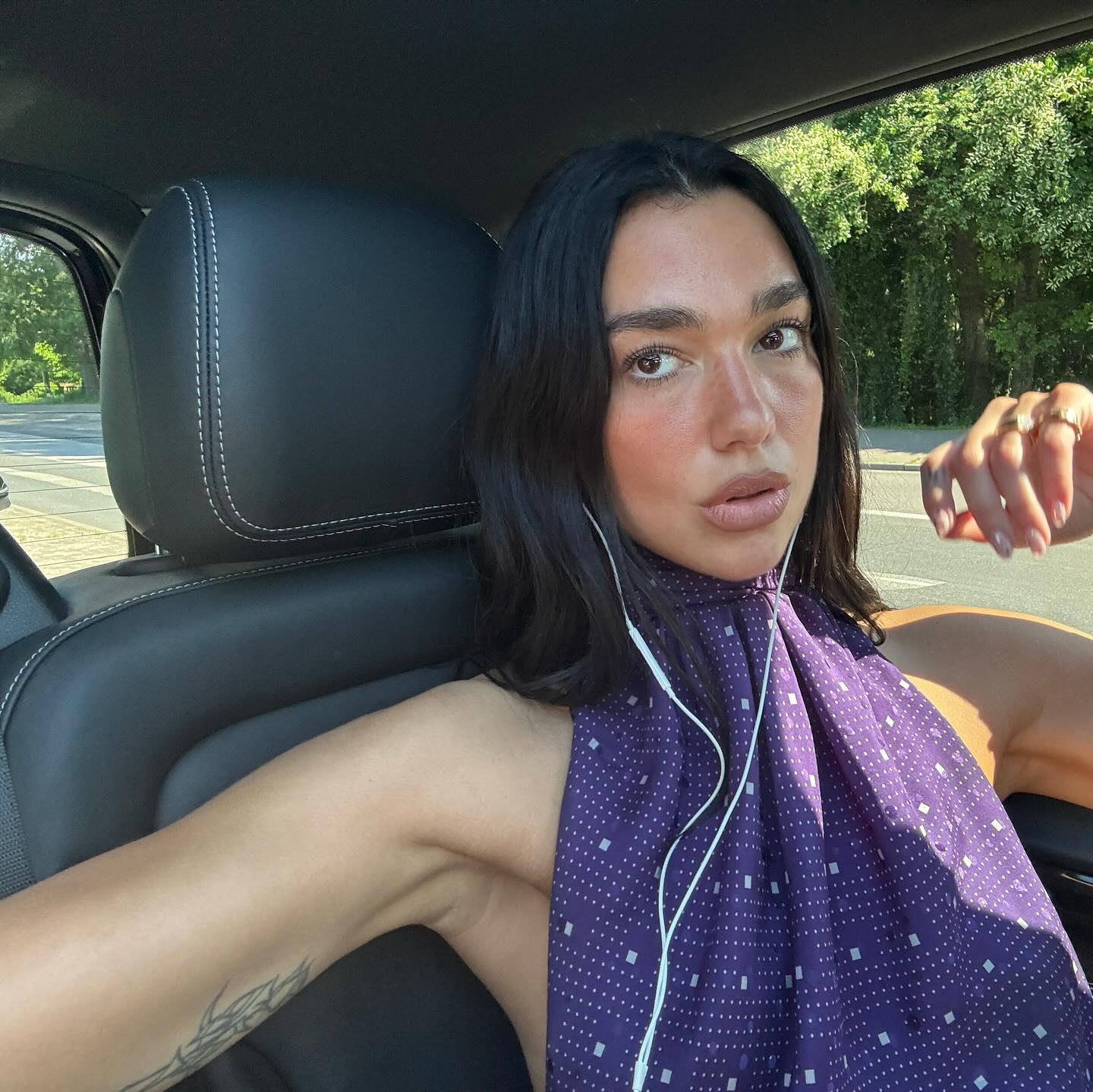 As pestanas de Dua Lipa mostram que máscara verde é a tendência do momento. Espreite 5 opções