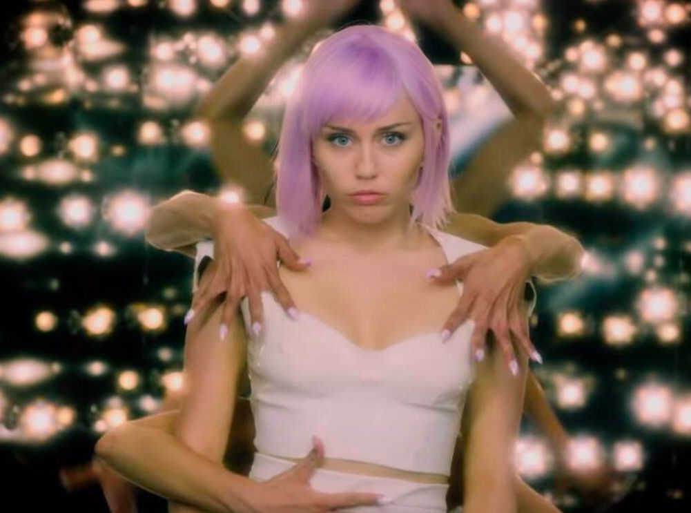 Vem aí a nova temporada de “Black Mirror” — e Miley Cyrus está no elenco