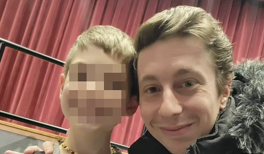 Mãe veste o filho de menina, muda-lhe o nome e dá-lhe bloqueadores de hormonas. Pai proibido de travar a transição