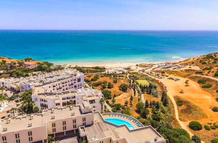 Faça as malas e rume ao Algarve. Estas 5 casas ficam em frente à praia e são perfeitas para as férias de verão