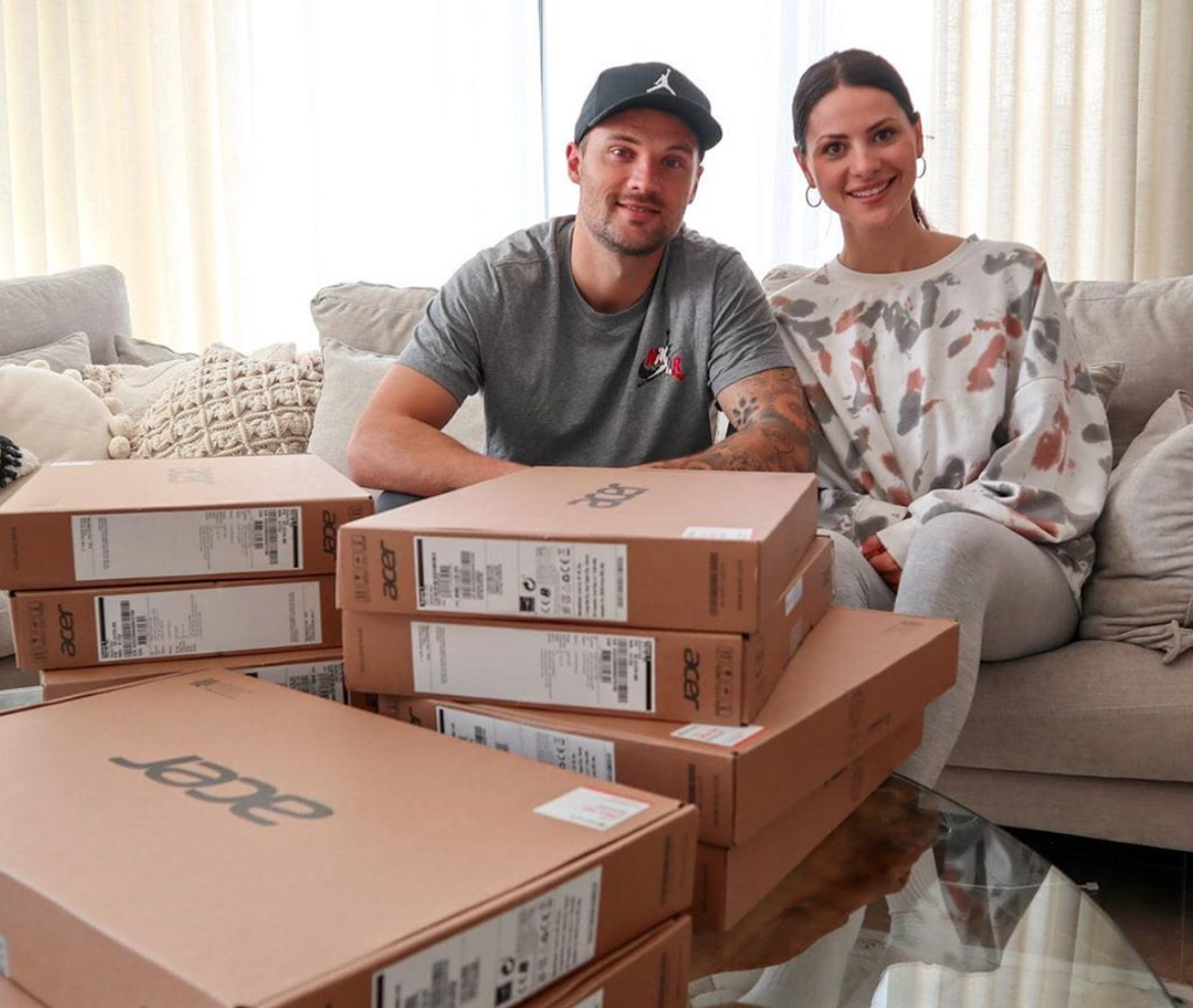 Avançado do Benfica Haris Seferović compra computadores para doar a alunos necessitados