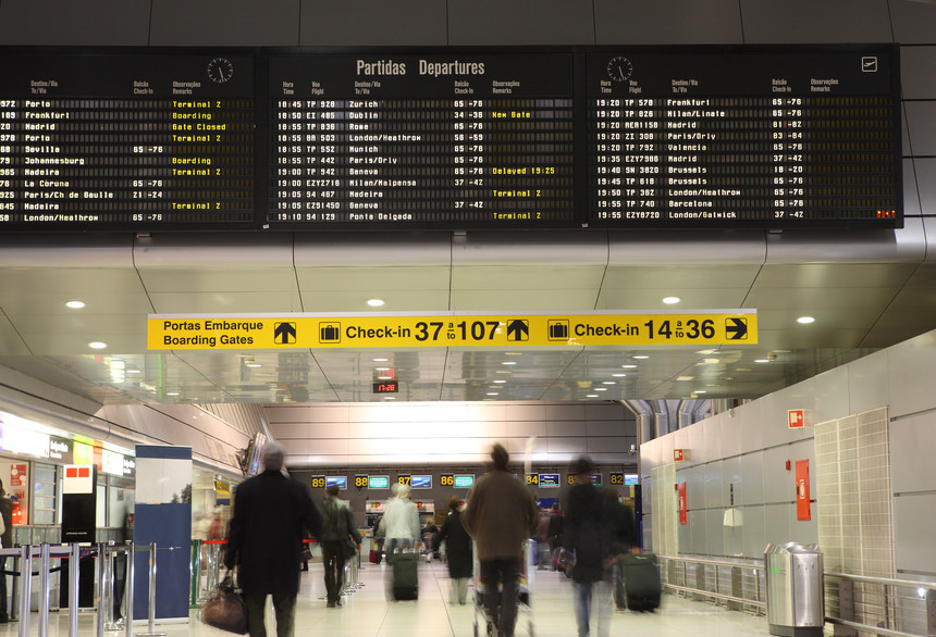 Funcionária do aeroporto de Lisboa suspeita de usar dados dos cartões de débito de passageiros para fazer compras online
