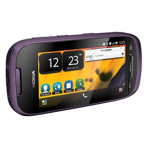 Padres despejam água benta de avião para curar a cidade da dependência de álcool e drogas