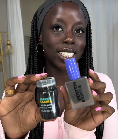 Marca de maquilhagem arrasada depois de lançar uma base para peles negras que se assemelha a tinta preta