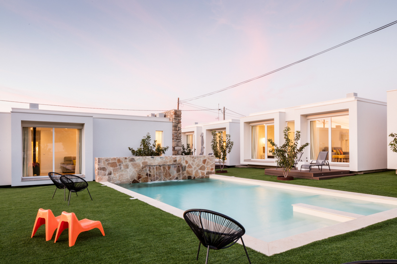 Cerca Design House. Piscina para o calor, salamandra para o inverno e espaço para as famílias