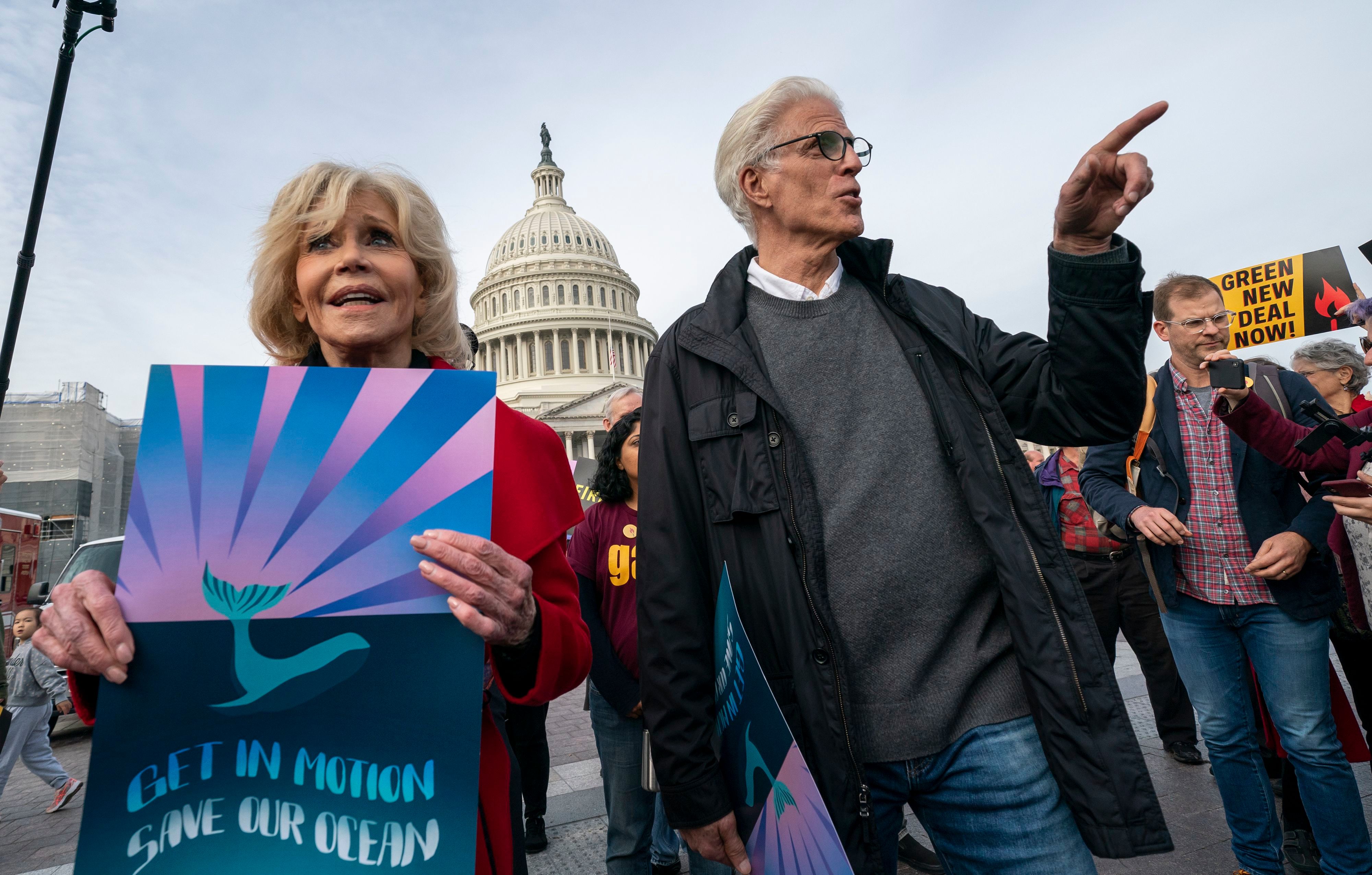 Ted Danson e Jane Fonda presos por se manifestarem contra a crise climática. Veja o vídeo