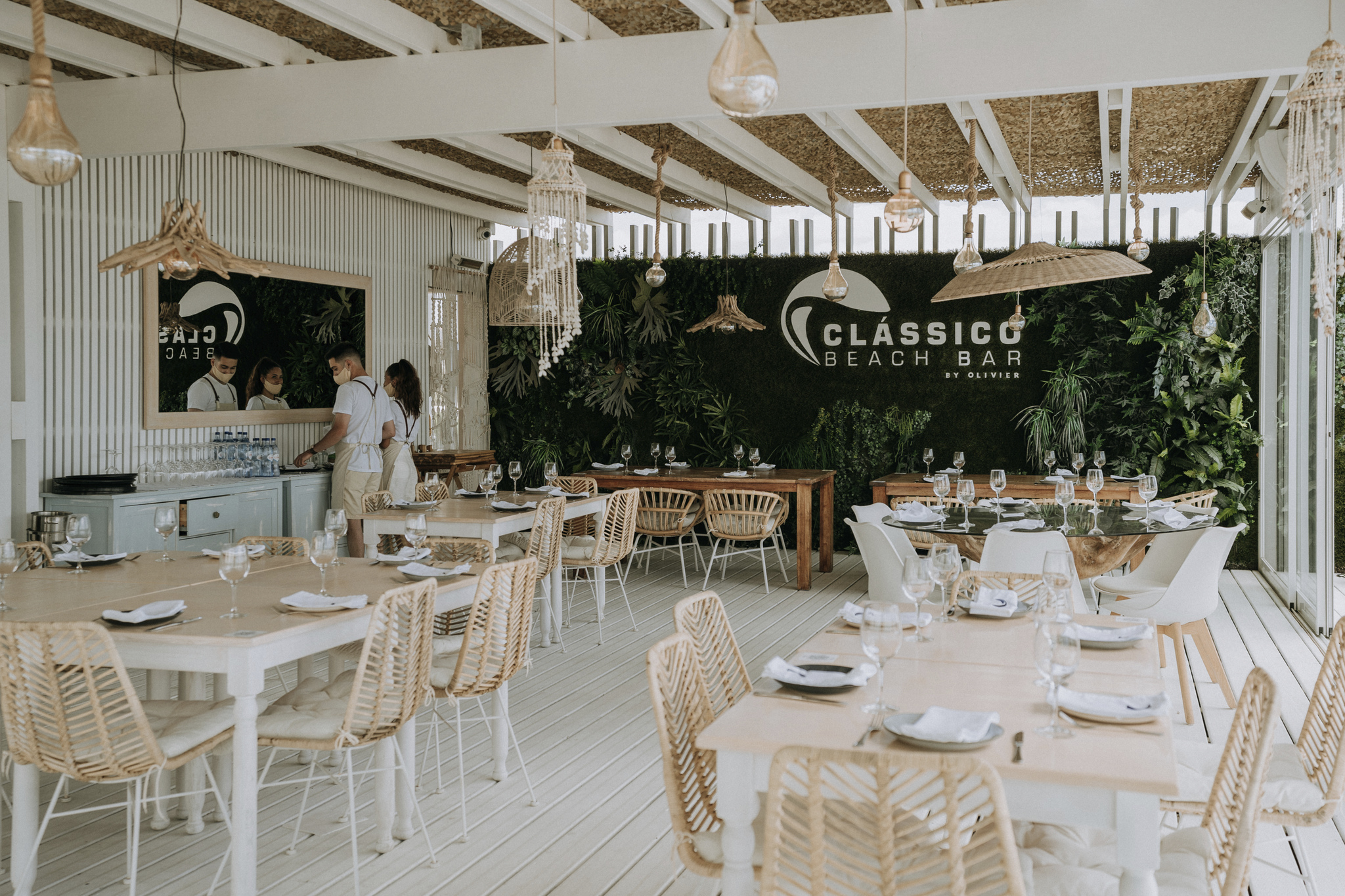 Olivier abre beach bar na Costa da Caparica — tem marisco, cocktails e camas balinesas