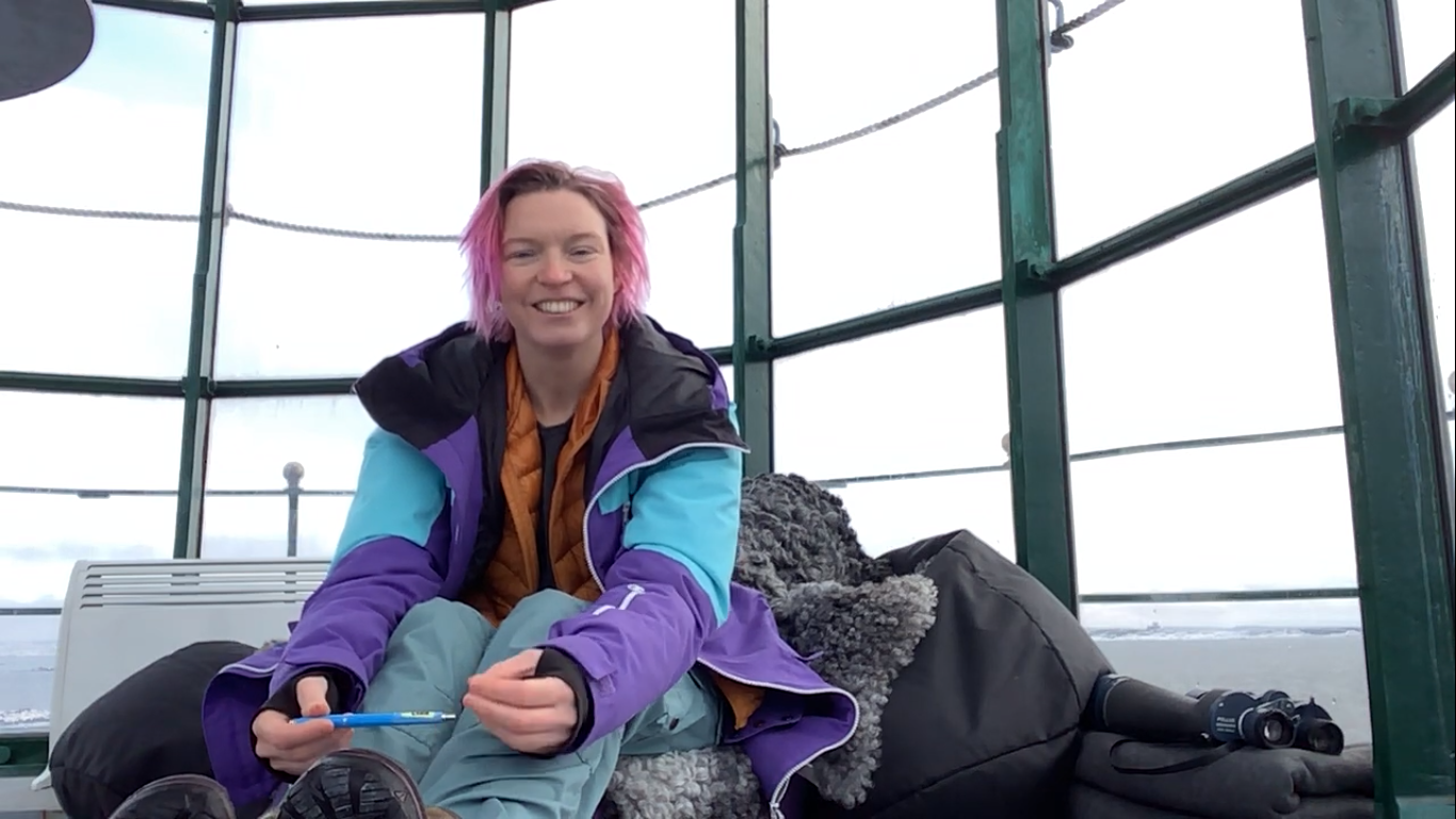 Lisa está isolada numa ilha, sem telemóvel nem contato com o exterior. Objetivo? Ver 60 filmes