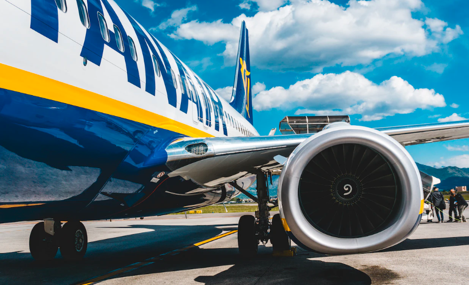 Ryanair faz passageira de 63 anos pagar taxa de bagagem por não ser “jovem e atraente”? Mulher diz que sim
