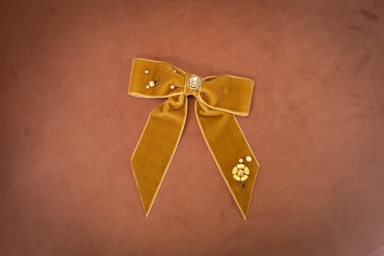 O novo laço de Cata Vassalo é o acessório que precisava para a noite de Natal (e metade do valor reverte para a Acreditar)