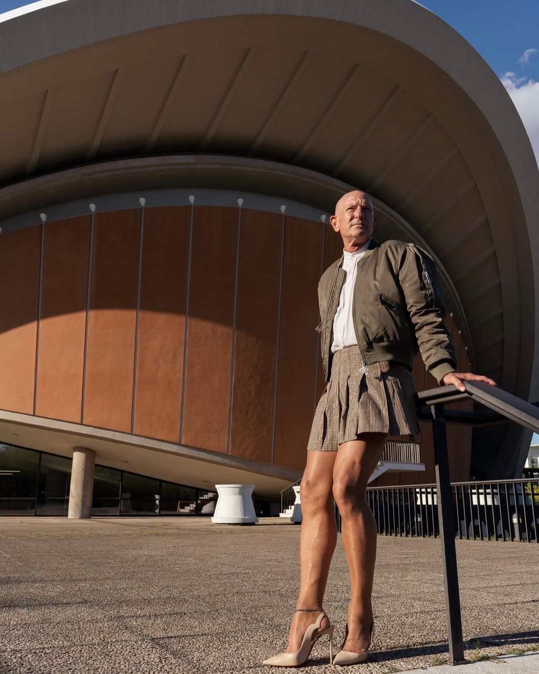 Mark tem 63 anos, usa saias e salto alto. Engenheiro diz que a roupa não define a sua sexualidade