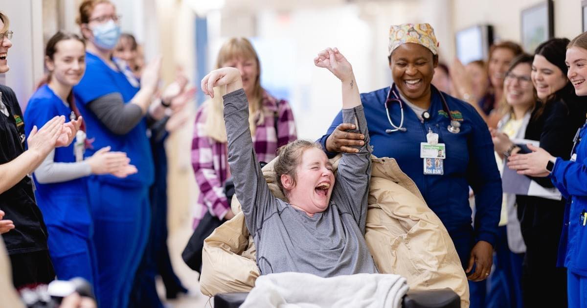 Após 5 anos em coma, mulher acorda e celebra o Dia da Mãe com os filhos em casa