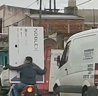 Quis levar uma TV de 65 polegadas numa mota e a coisa acabou mal. Tem de ver o vídeo (pode rir-se à vontade)