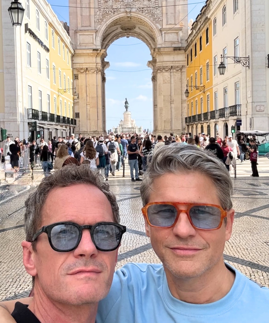 Neil Patrick Harris e marido rendem-se a óculos trendy de marca portuguesa (e não passam dos 30€)