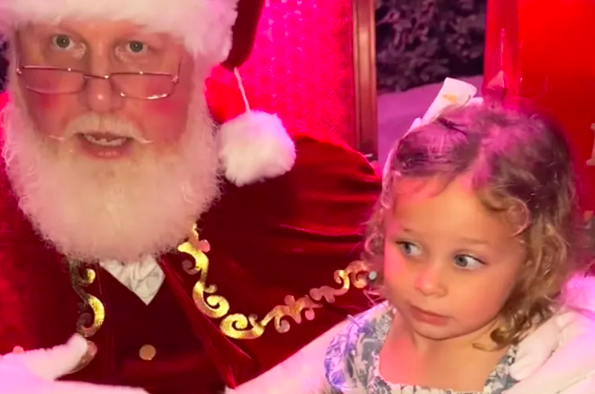 Menina de 3 anos rejeita sentar-se no colo do Pai Natal e o vídeo está a viralizar. Saiba porquê