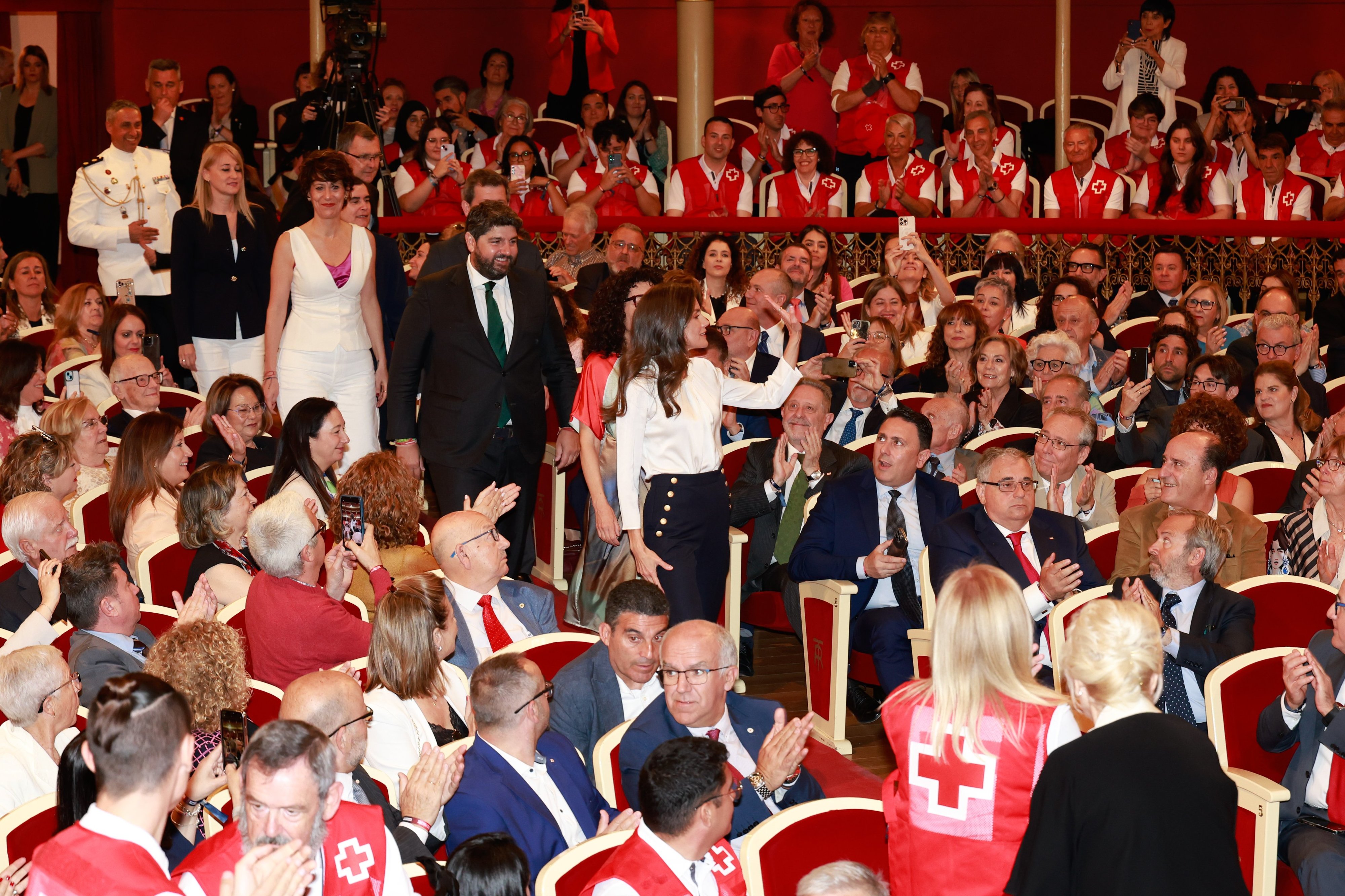 Estamos rendidos às calças de 120€ de Letizia, mas temos 10 alternativas estilosas desde 19,99€