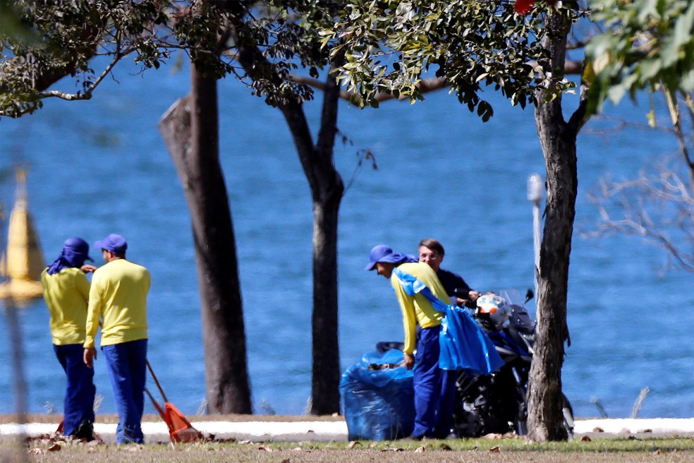 Bolsonaro infetado com COVID-19 passeia de mota e fala sem máscara com funcionários