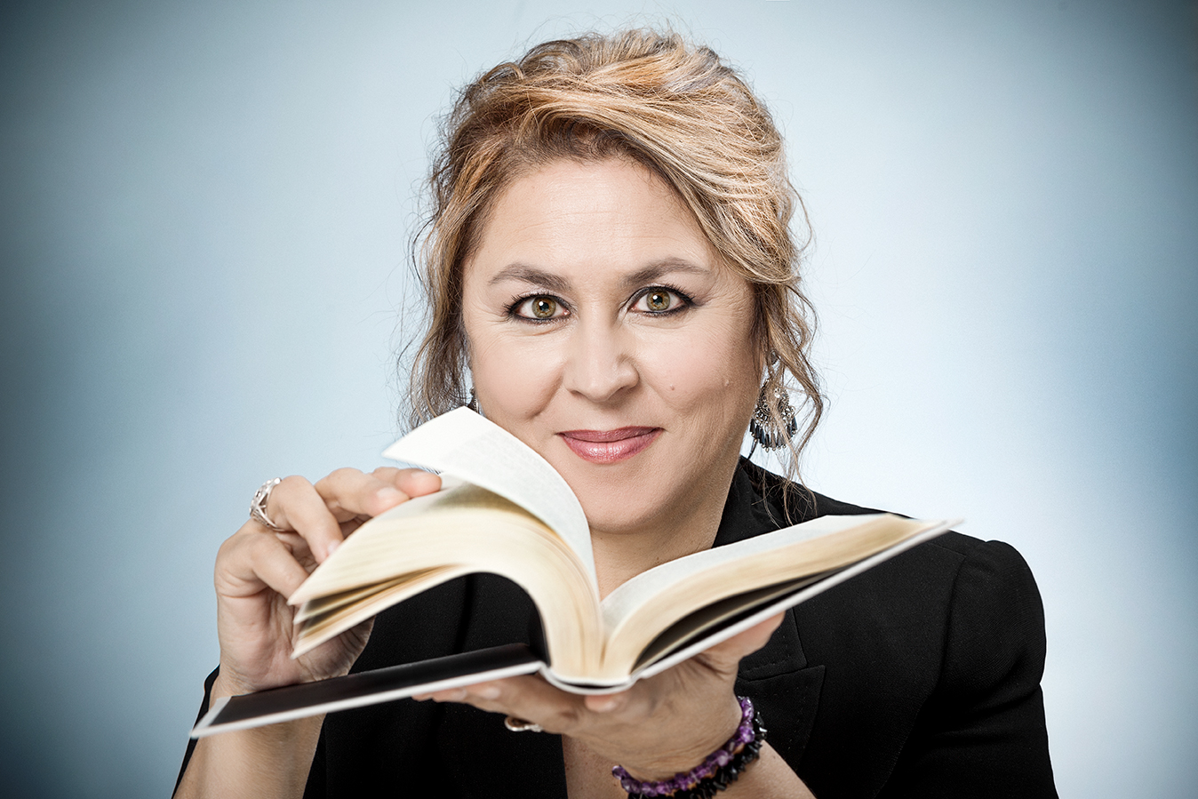 “Quando quero escrever uma cena de sexo entre dois homens e uma mulher vou ao YouTube”