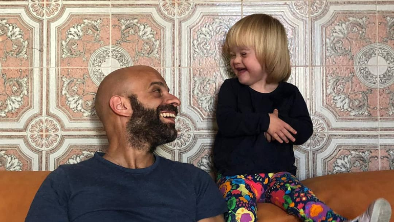 Homem solteiro adotou uma menina com Trissomia 21 que tinha sido rejeitada por 20 famílias