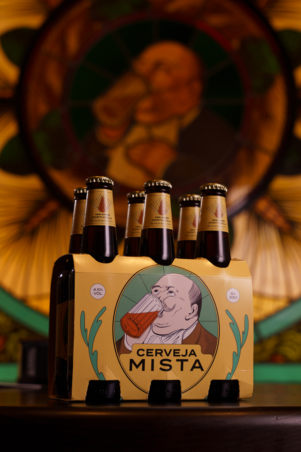 Prego com queijo da Serra e uma caricata cerveja mista. Portugália faz 100 anos com novidades no menu