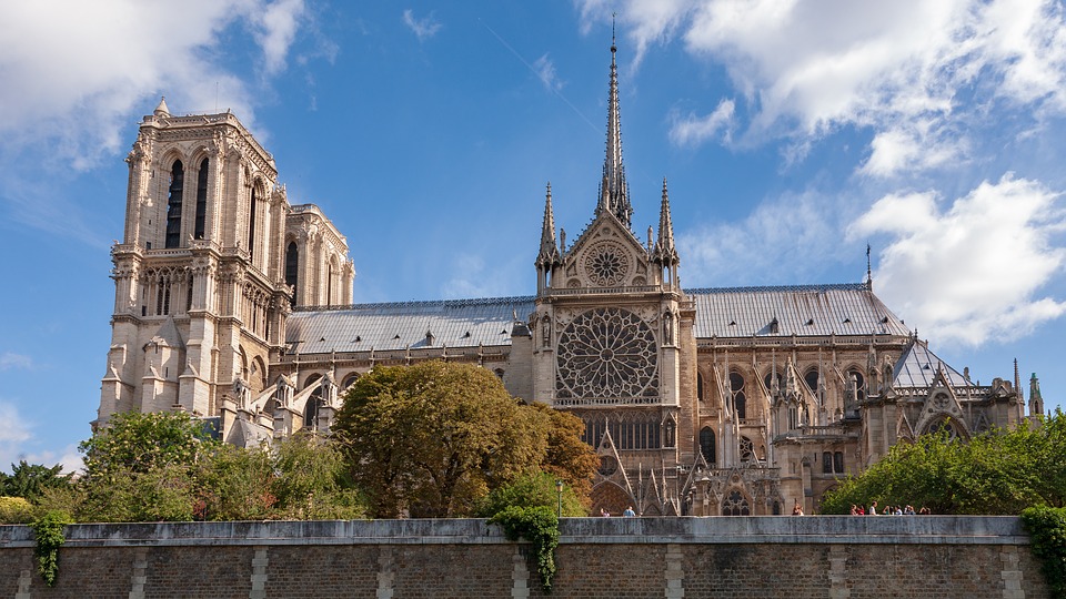 Uma piscina no telhado de Notre-Dame? Pode acontecer