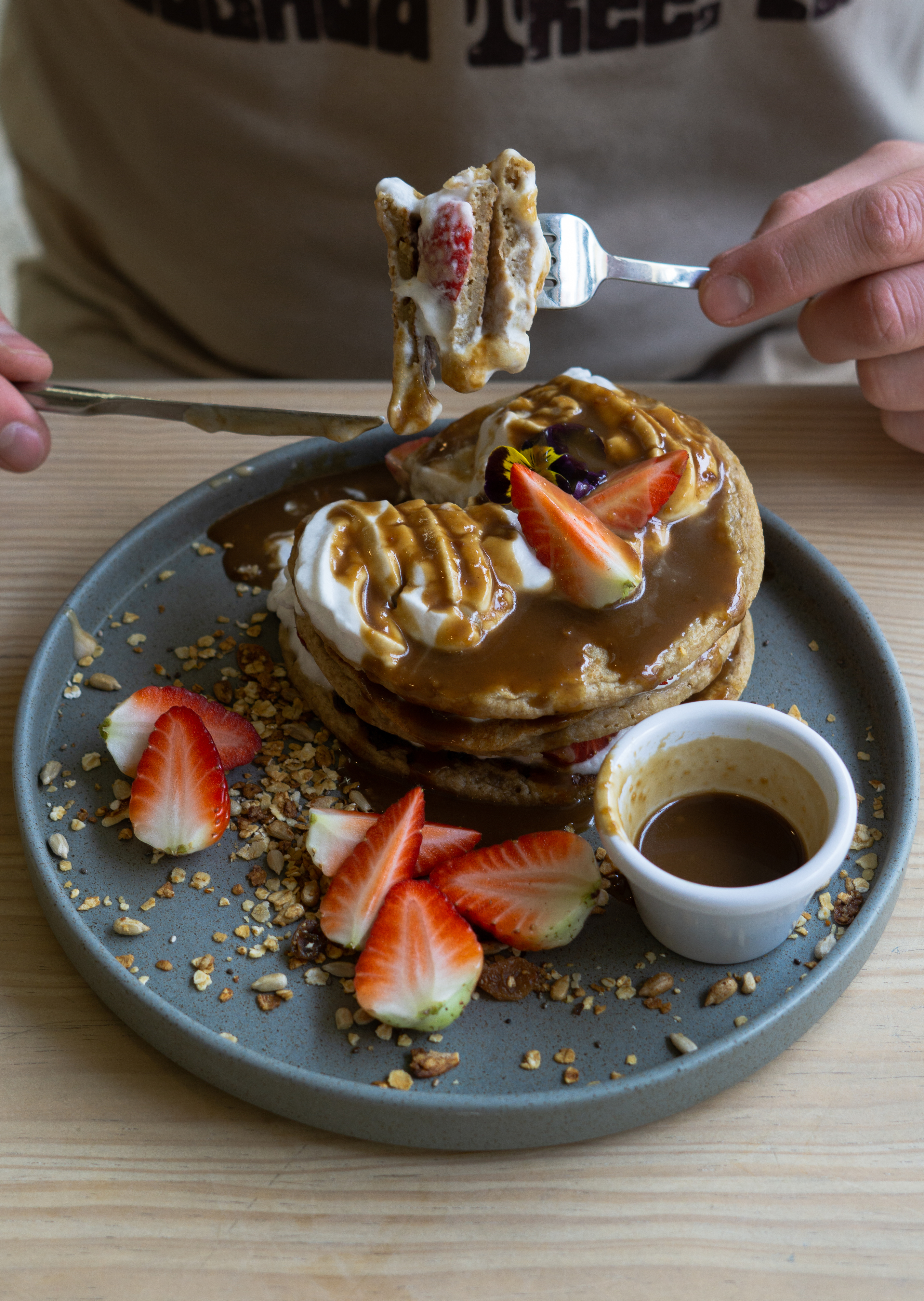 O verão chegou ao Therapist cheio de cor e sabores “uau” — como o chantilly vegan das panquecas