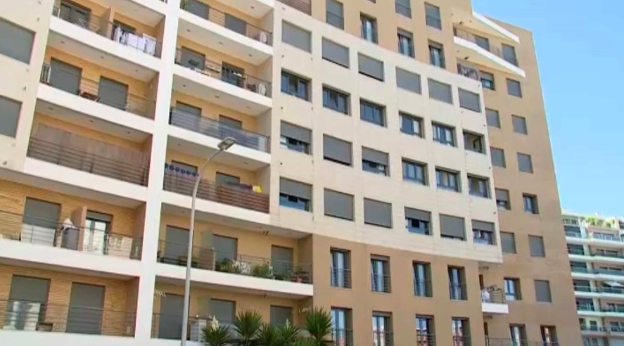 Mulher de 22 anos grita por socorro antes de cair de um quarto andar e morrer. Acidente ou crime?