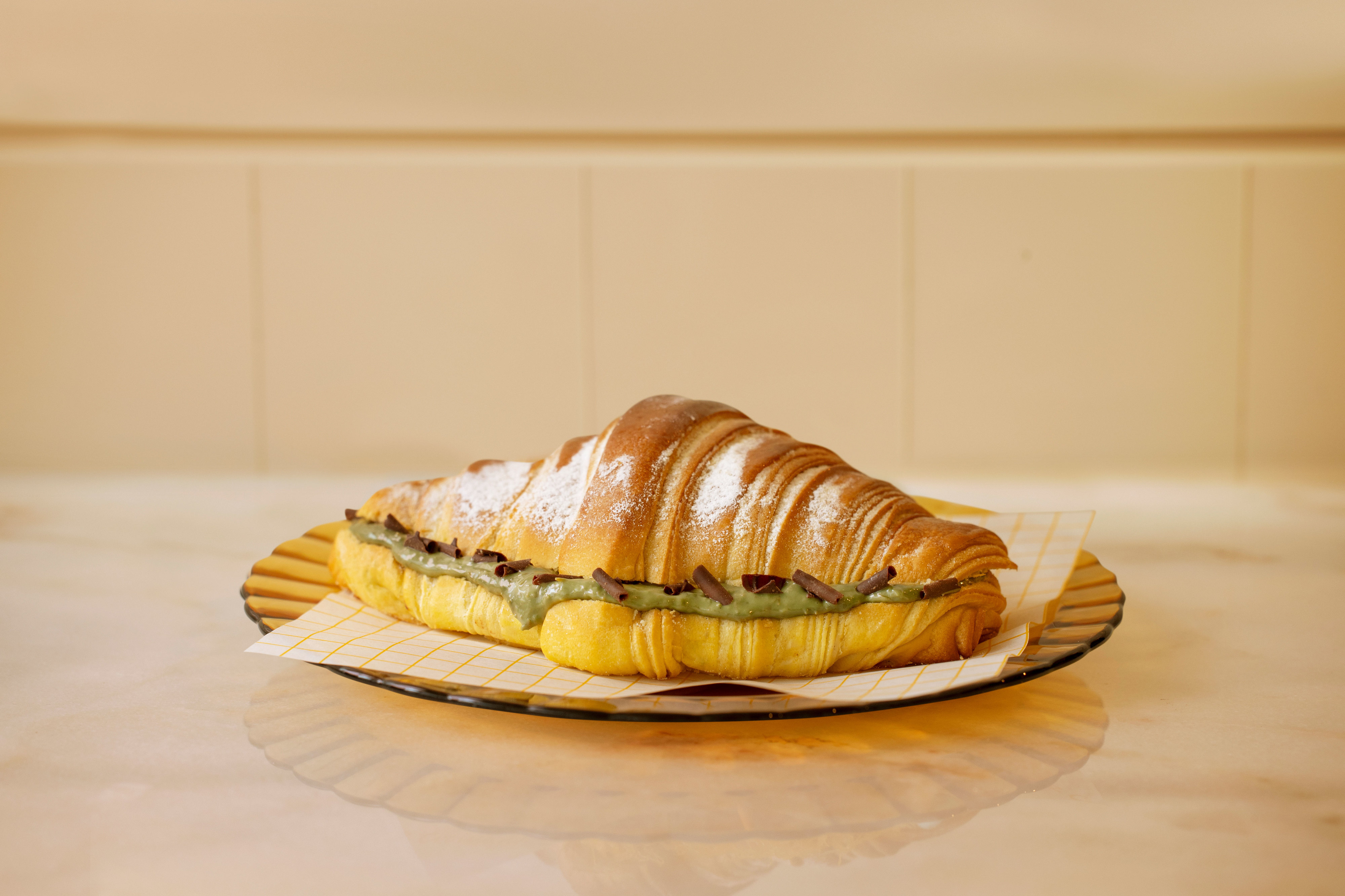 Tem pouco tempo para provar este croissant de chocolate do Dubai (e o de fios de ovos, para a Páscoa)