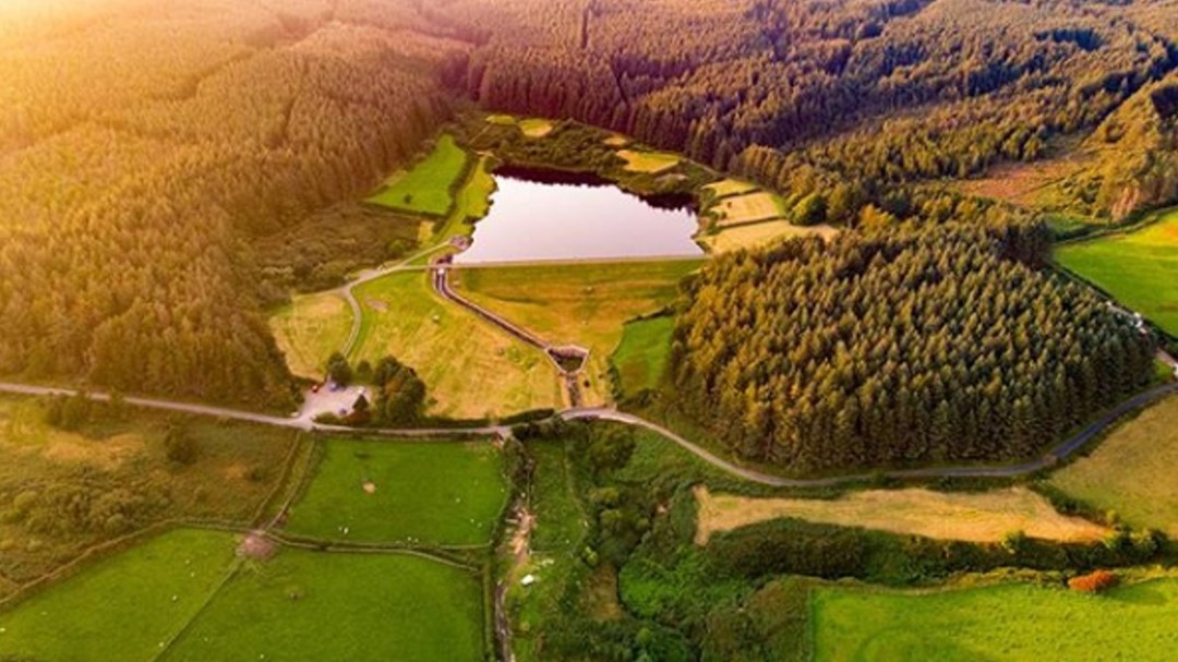A incrível Ilha de Man onde o inacreditável aconteceu: fim às máscaras e distanciamento