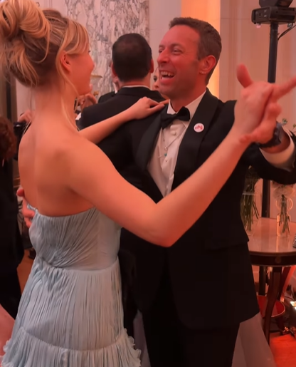 Emocionado, Chris Martin dança com a filha no Baile de Debutantes de Paris. Veja as fotos