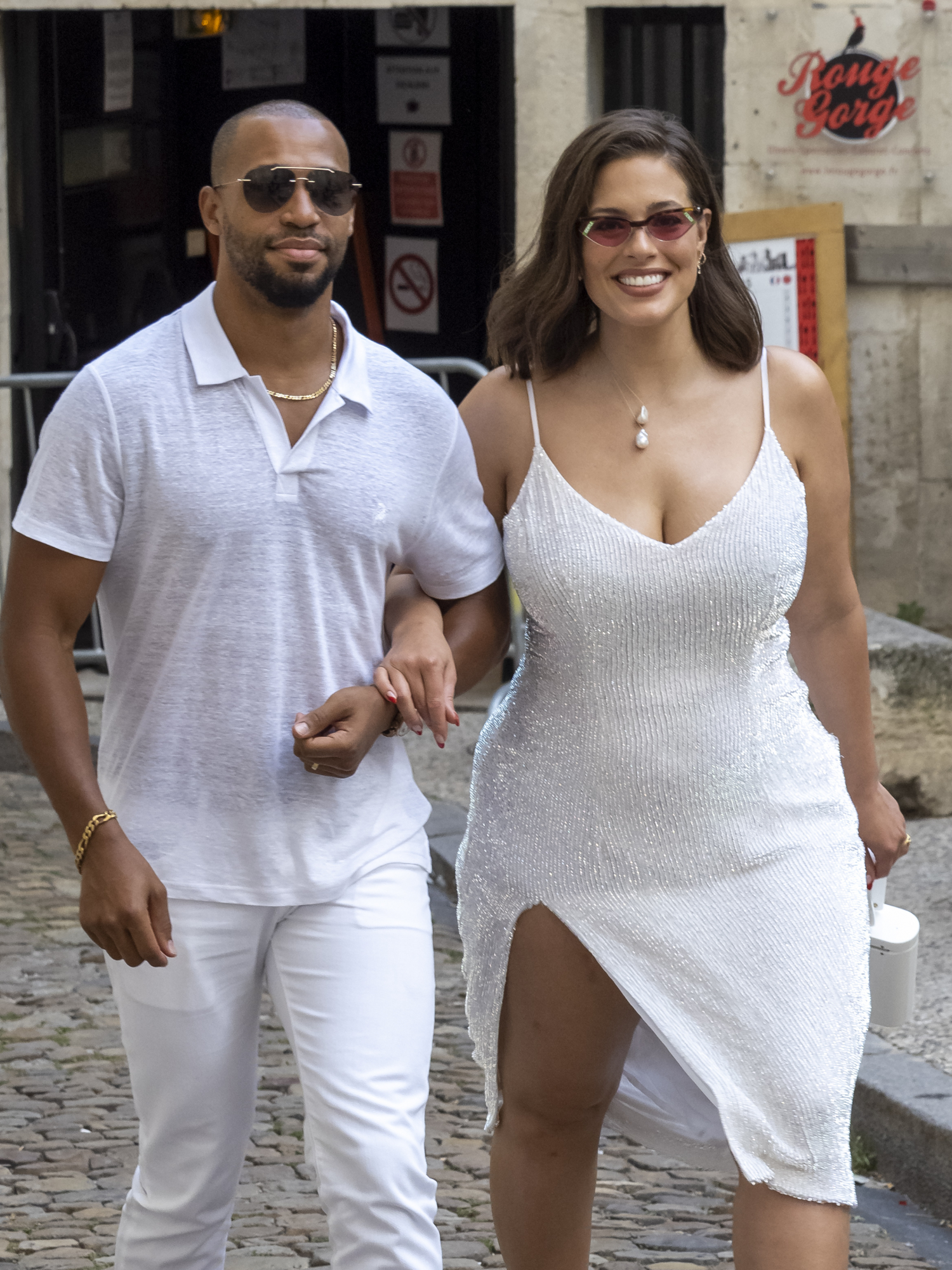 Ashley Graham partilhou com orgulho no Instagram uma foto que mostra a transformação do corpo durante a gravidez