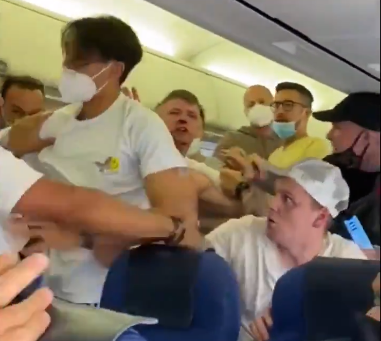 Passageiros de avião recusam usar máscara e partem para agressões violentas