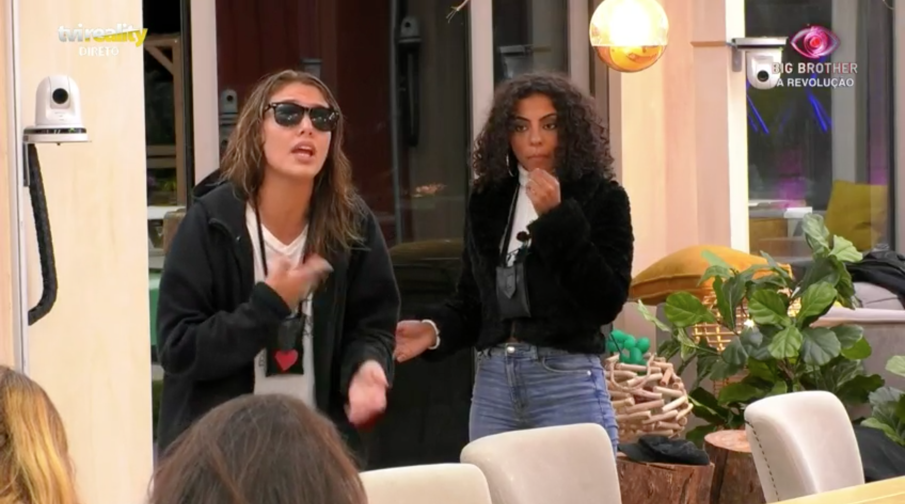 Casa pega fogo com discussão de Carina e Andreia: “Se eu te quiser bater, eu bato-te”