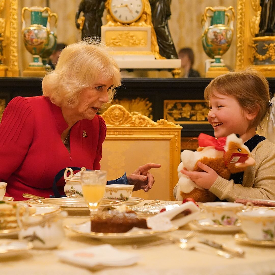 Camilla recebe menina cega e com tumor cerebral no castelo de Windsor (e até houve cantorias natalícias)