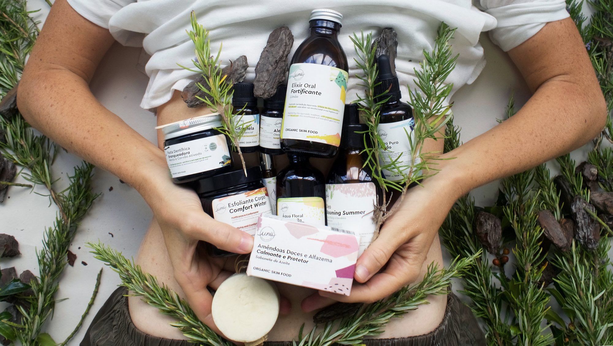 UNII. A cosmética feita de champôs sólidos, perfumes em óleo e pasta de dentes de carvão