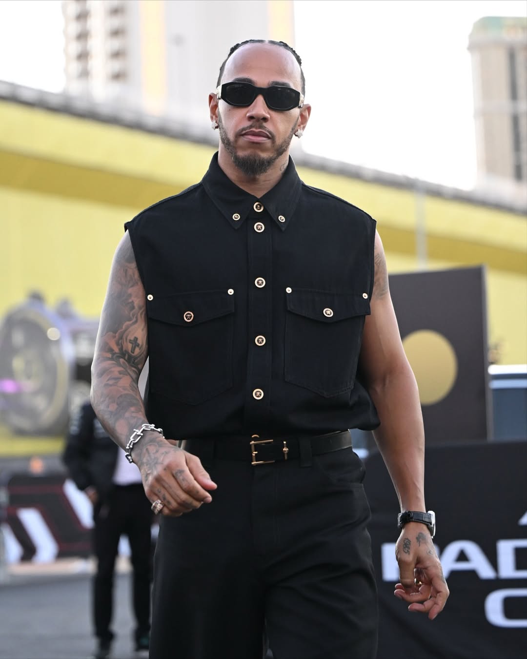 Lewis Hamilton já faz 20 anos na Fórmula 1. 20 fotos cheias de estilo do piloto da Ferrari