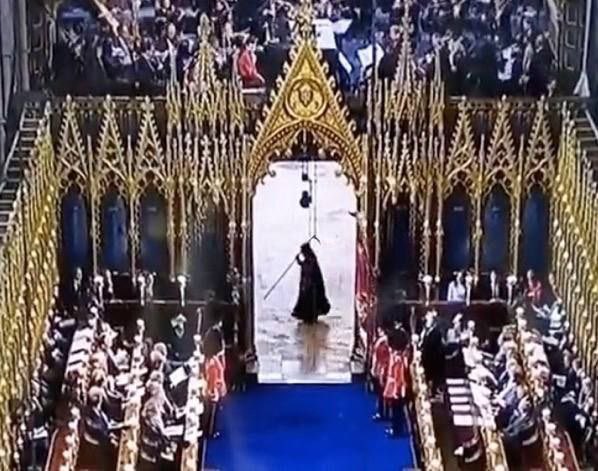 O Anjo da Morte apareceu na coroação do rei Carlos III. Para os supersticiosos isto é mau agouro — veja o vídeo
